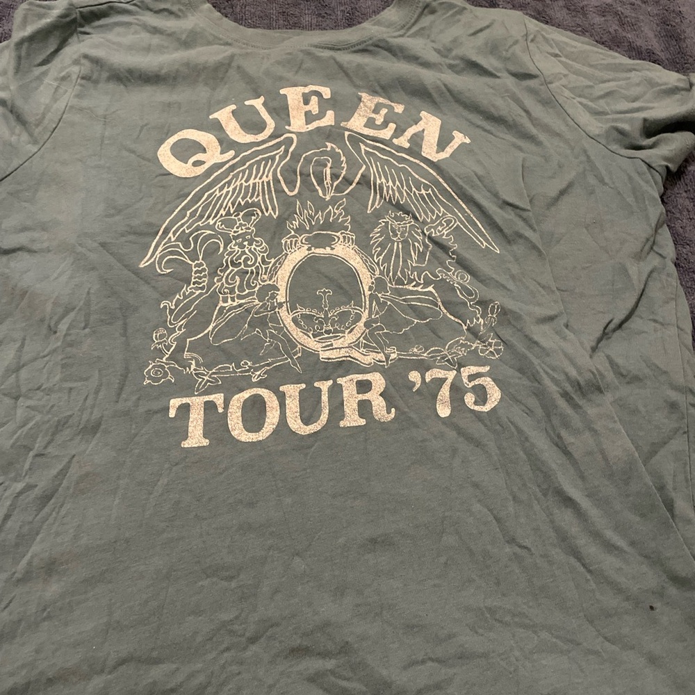Que Green Short Sleeve Tee with Classic Design